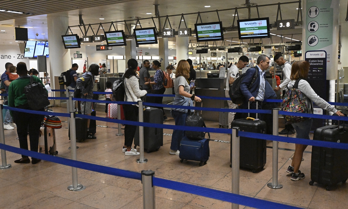 Travelers queue in the departure hall of Brussels Airport, Belgium on June 23, 2022. Pilots and cabin crew members of Belgian airlines Brussels Airlines and low-cost carrier Irish Ryanair have started a three-day strike. Brussels Airlines has had to cancel about 60 percent of its scheduled flights. Photo: VCG