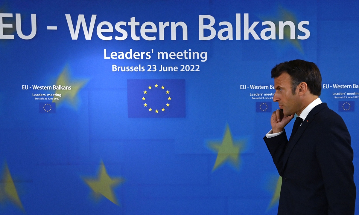 French President Emmanuel Macron speaks on his phone as he arrives for the EU leaders' summit in Brussels on June 23, 2022. The EU, which at a summit on June 23 and 24, will discuss whether to make Ukraine a membership candidate, has admitted over 15 countries in the past three decades.Photo: VCG
