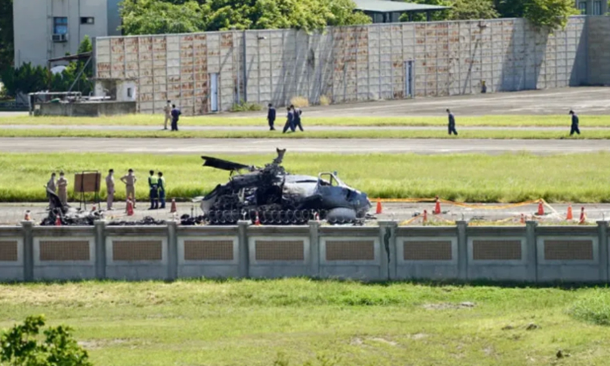 A US-made S-70C anti-submarine helicopter crashed in Kaohsiung, the island of Taiwan island on June 22, injuring four local officers and killing one. Screenshot from Taiwan-based media