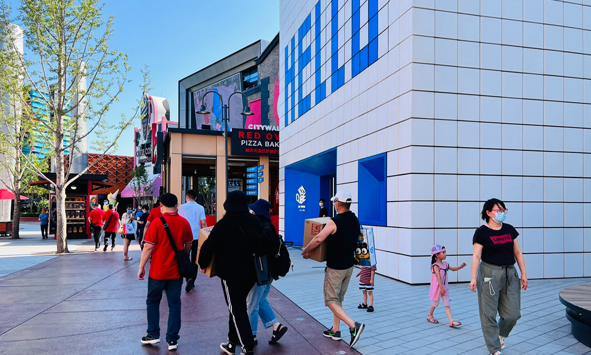 As the Universal CityWalk Beijing resumed operation on Friday, Visitors came to buy souvenir and felt the atmosphere for the opening of Universal Beijing Resort on June 25. Photo: Zhang Yashu/GT