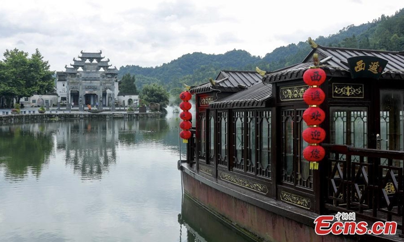 2022年6月23日，中国东部安徽省黄山市黟县西递村的迷人雨后风光。（照片：中新社/石亚磊）