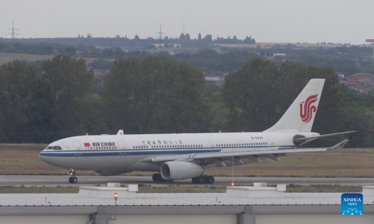 An Air China airplane lands at Budapest Ferenc Liszt International Airport in Budapest, Hungary, on July 7, 2022. A direct flight from Beijing landed at Budapest's Ferenc Liszt International Airport Thursday, marking the official resumption of regular passenger flights between Hungary and China. Photo:Xinhua