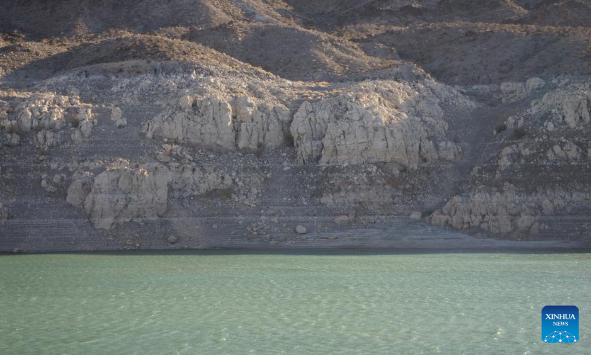 Photo taken on July 5, 2022 shows a white band of dried rocks around Lake Mead near Echo Bay in Nevada, the United States. Photo:Xinhua