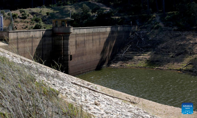 Photo taken on July 9, 2022 shows the low water level of the Rio da Mula dam in Cascais, Portugal. (Photo by Pedro Fiuza/Xinhua)