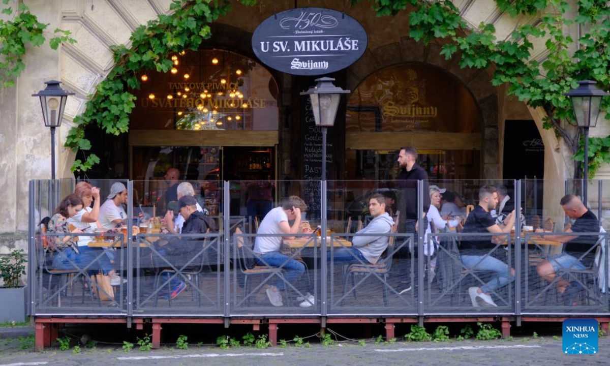 People dine at a restaurant in Prague, capital of the Czech Republic, July 8, 2022. Photo:Xinhua