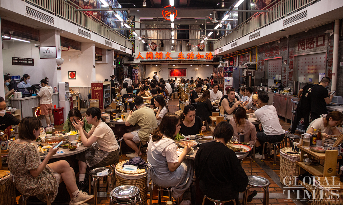 On the first night of Shanghai resuming dine-in services on June 29, 2022, it took 3 hours to queue to dine at a hotpot restaurant on Dingxi Road, Yan'an West Road, Changning District. Photo: Wu Shiliu/GT
