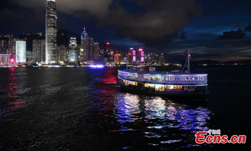 装饰有庆祝海报的天星小轮于2022年6月29日在维多利亚港庆祝香港回归祖国25周年，香港特别行政区。（图片：中新社/张伟）