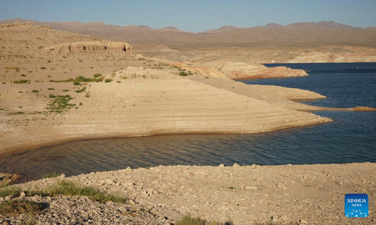 Photo taken on July 5, 2022 shows a white band of dried rocks around Lake Mead near Echo Bay in Nevada, the United States. Photo:Xinhua