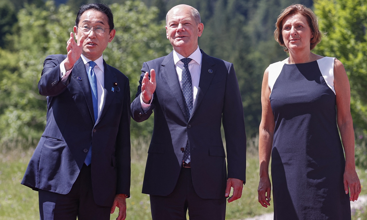 German Chancellor Olaf Scholz (center) with his wife Britta Ernst (right) and Japanese Prime Minister Fumio Kishida (left) attend the opening of G7 Summit at the Elmau Castle in Kruen, Germany on June 26, 2022. Photo: AFP
