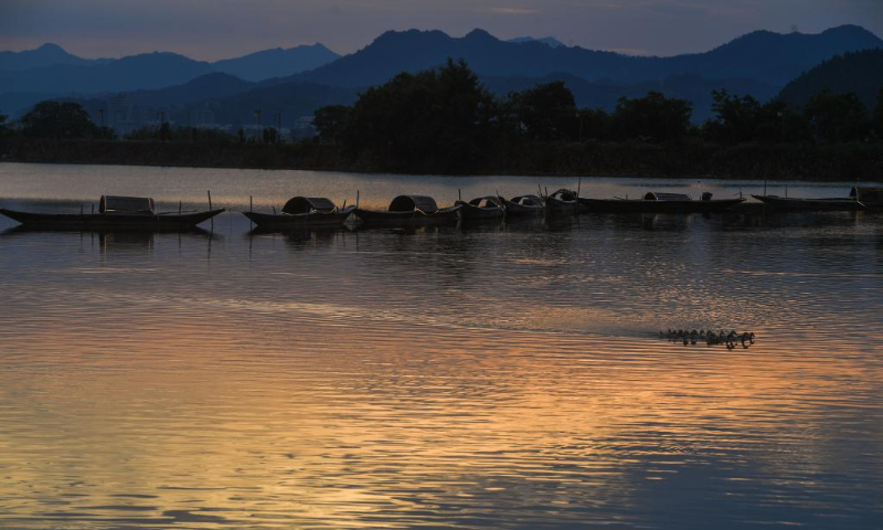 Photo taken on July 3, 2022 shows the scenery at dusk in Sandu Fishing Village of Jiande City, east China's Zhejiang Province. (Xinhua/Xu Yu)