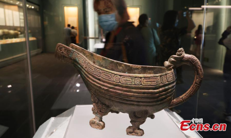 2022 年 6 月 26 日拍摄的照片展示了中国东部江苏省南​​京博物院展出的中国古代晋国 (265-420) 的展品。 共有231件山西博物馆文物在南京展出。  （图片：中新社/杨波）