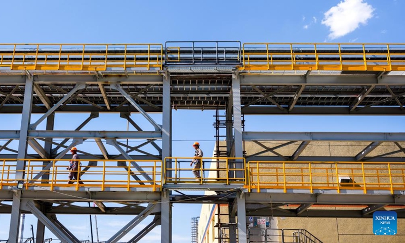 Constructors work at a construction site in Baotou, north China's Inner Mongolia Autonomous Region, June 24, 2022.High temperatures hit Baotou in recent days. Photo:Xinhua