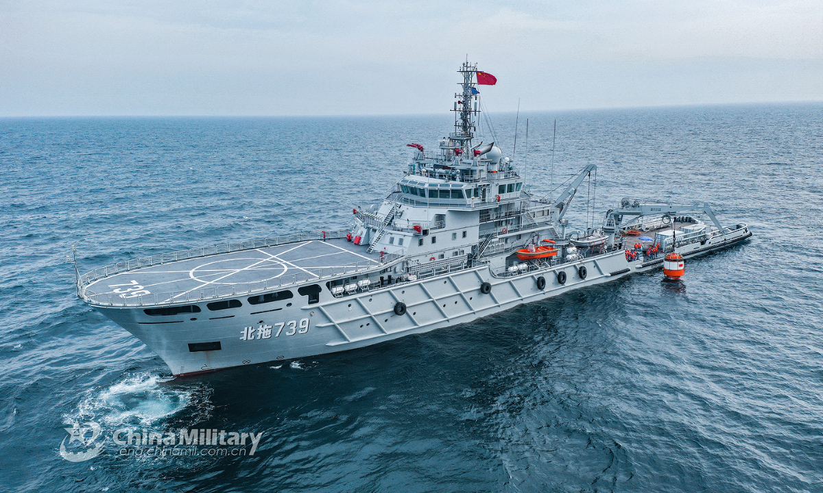 A sea tugboat attached to a naval search and rescue flotilla under the PLA Northern Theater Command deploys a submarine rescue chamber (SRC) into the sea during a submarine rescue training exercise on June 10, 2022. Photo:China Military
