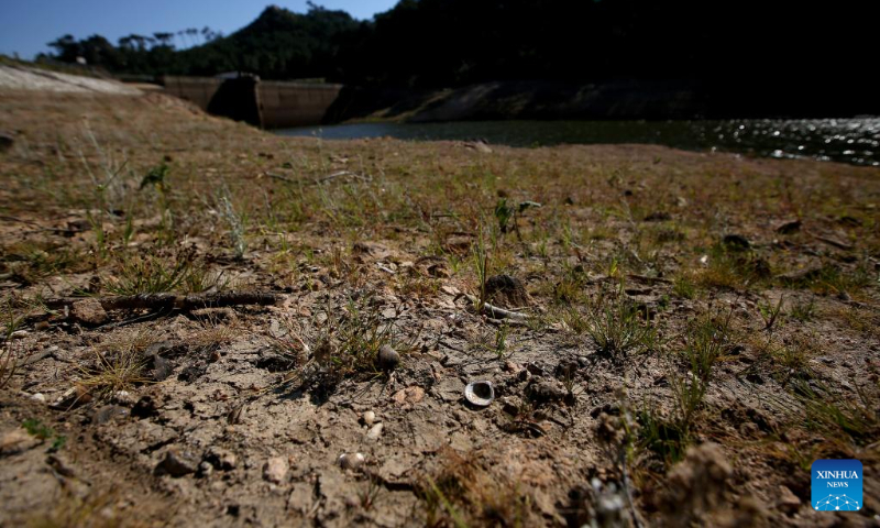 Photo taken on July 9, 2022 shows the low water level of the Rio da Mula dam in Cascais, Portugal. (Photo by Pedro Fiuza/Xinhua)