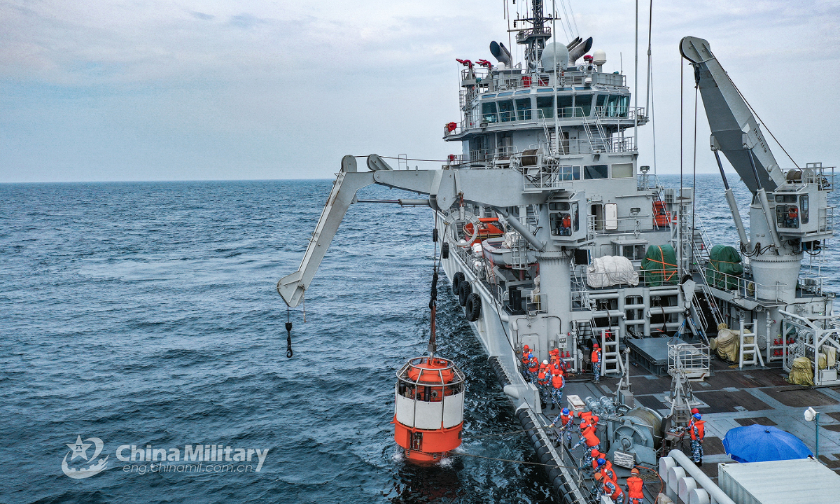 A sea tugboat attached to a naval search and rescue flotilla under the PLA Northern Theater Command deploys a submarine rescue chamber (SRC) into the sea during a submarine rescue training exercise on June 10, 2022. Photo:China Military