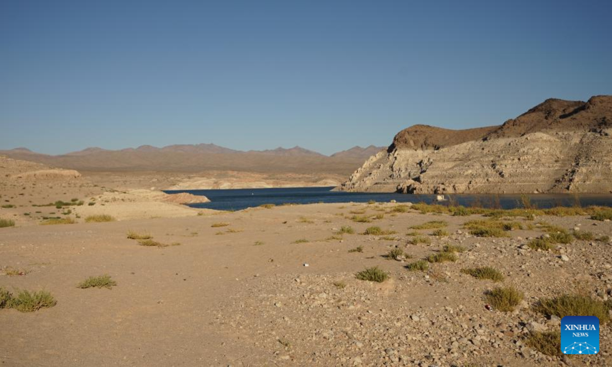 Photo taken on July 5, 2022 shows a white band of dried rocks around Lake Mead near Echo Bay in Nevada, the United States. Photo:Xinhua