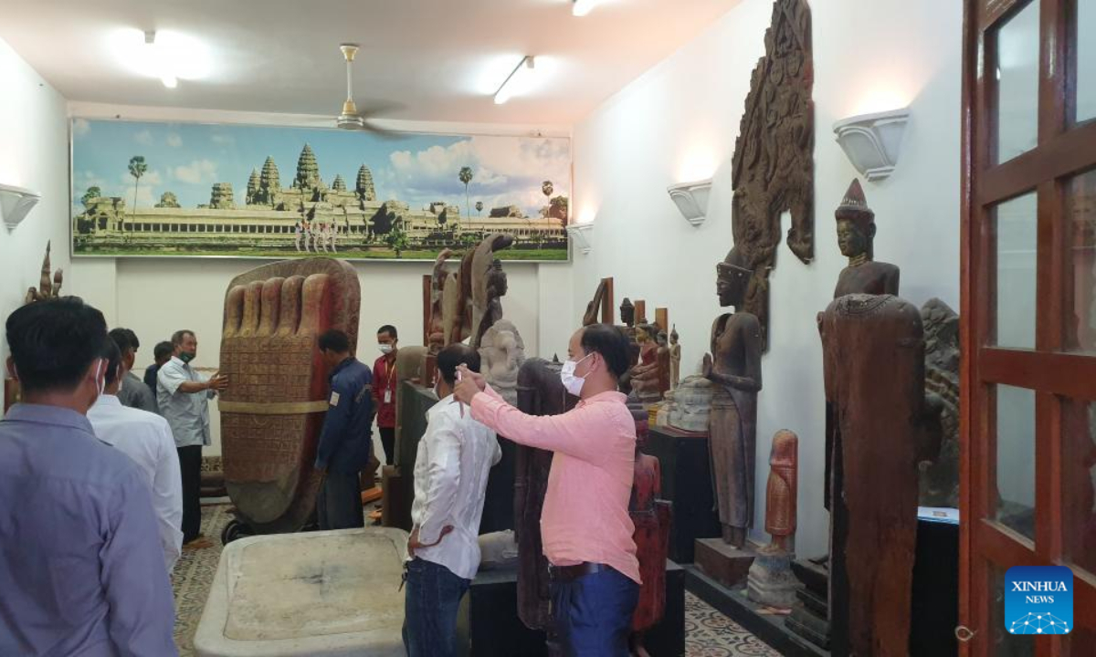 Photo taken on May 10, 2022 shows staff members installing a large sandstone Buddha foot statue at the Preah Norodom Sihanouk-Angkor Museum in Siem Reap province, Cambodia. Photo:Xinhua