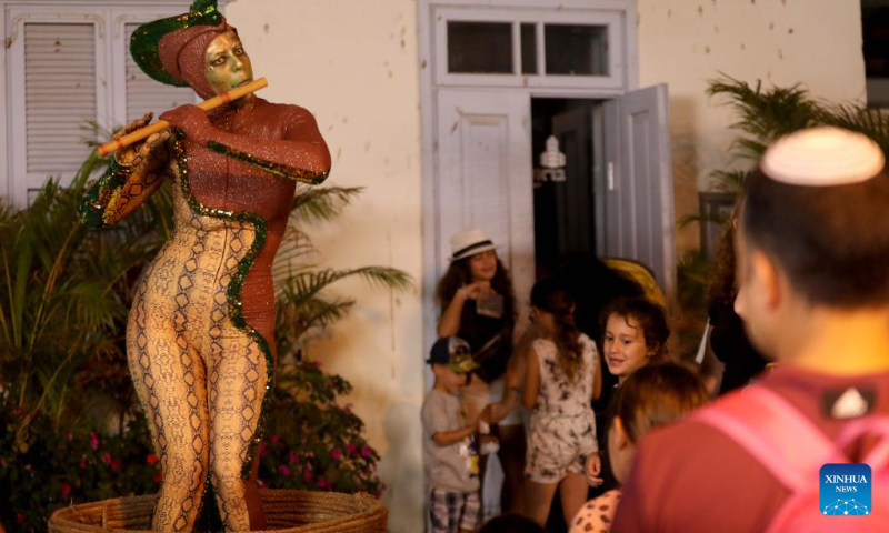 People visit the Rehovot International Live Statues Festival in Rehovot, Israel, on July 5, 2022. The festival is held from July 5 to 7 with more than 40 artists participating. (Photo by Gil Cohen Magen/Xinhua)
