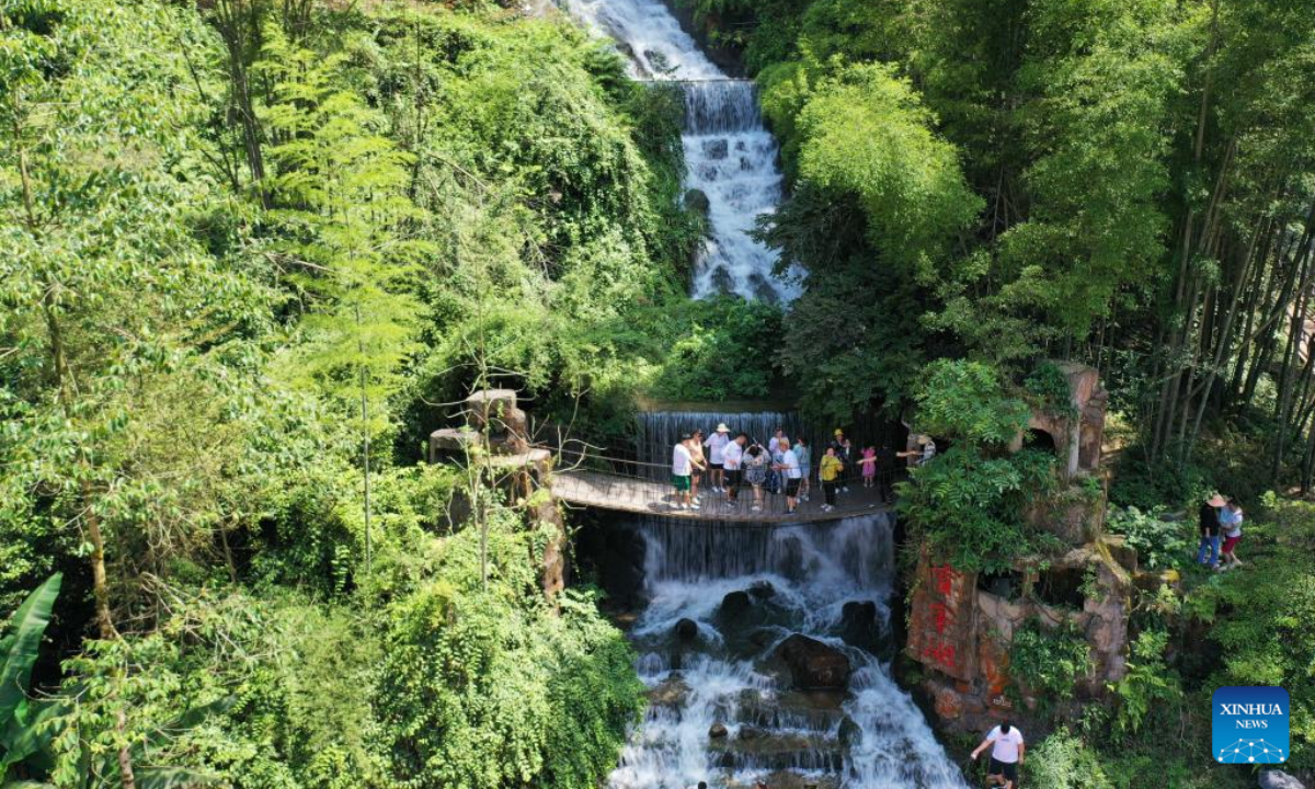 Tourists visit the Baofeng Lake scenic area in Zhangjiajie, central China's Hunan Province, July 8, 2022. As the summer vacation approaches, Zhangjiajie, a popular tourist destination in Hunan Province, has taken a series of measures to boost the recovery of tourism. Photo:Xinhua