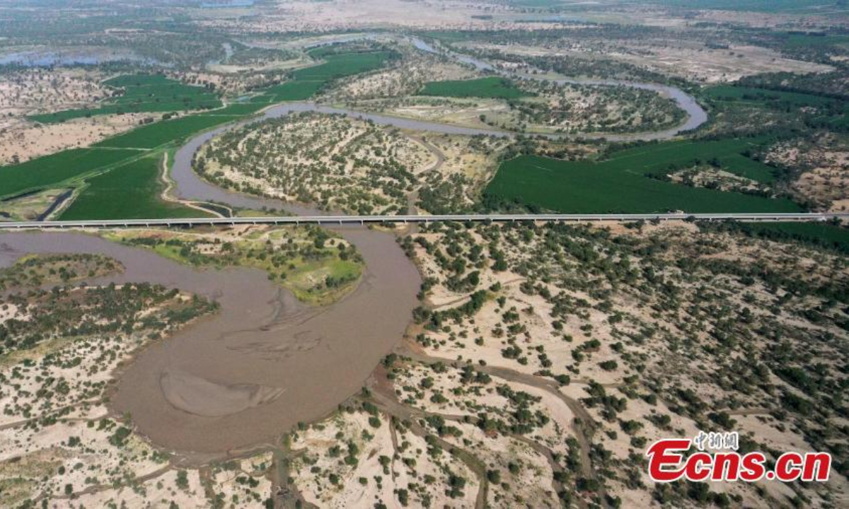 Aerial photo shows the Yuqie Desert Highway, traversing the Taklimakan Desert in Bayingolin Mongolian Autonomous Prefecture, northwest China's Xinjiang Uyghur Autonomous Region, June 30, 2022. Photo:Xinhua