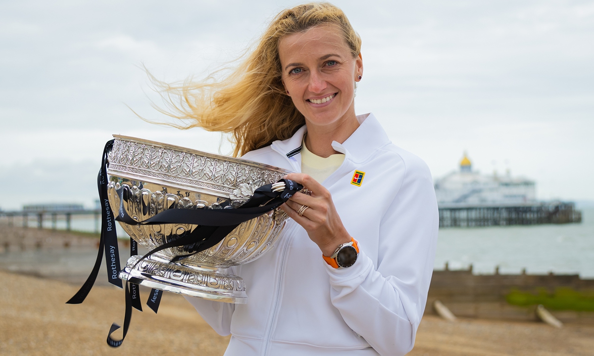 Petra Kvitova poses with the champion's trophy on June 25, 2022 in Eastbourne, England.  Photo: VCG