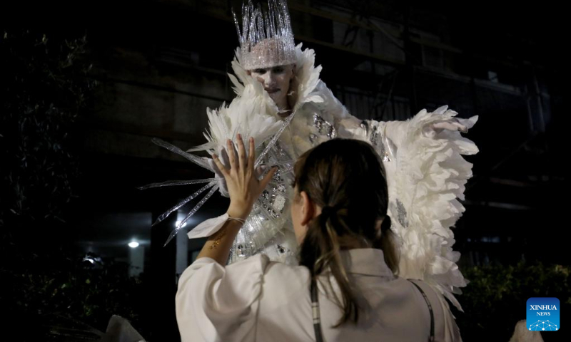 A visitor interacts with an artist during the Rehovot International Live Statues Festival in Rehovot, Israel, on July 5, 2022. The festival is held from July 5 to 7 with more than 40 artists participating. (Photo by Gil Cohen Magen/Xinhua)