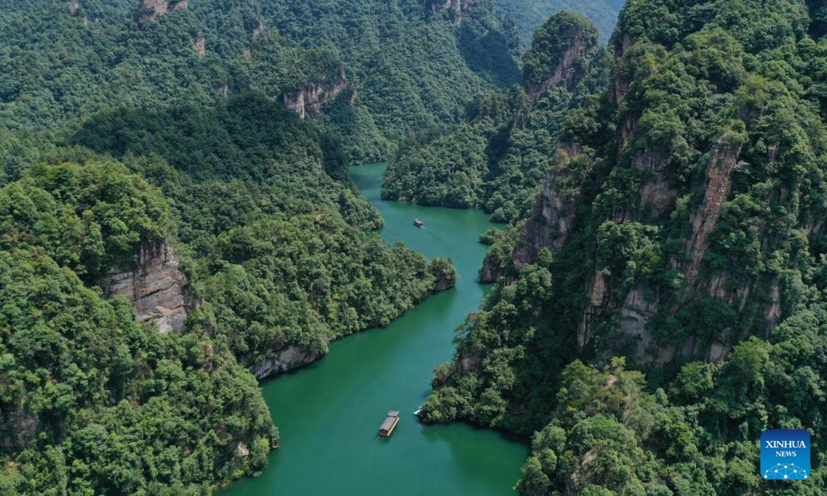 Aerial photo shows tourists visiting the Baofeng Lake scenic area in Zhangjiajie, central China's Hunan Province, July 8, 2022. As the summer vacation approaches, Zhangjiajie, a popular tourist destination in Hunan Province, has taken a series of measures to boost the recovery of tourism. Photo:Xinhua