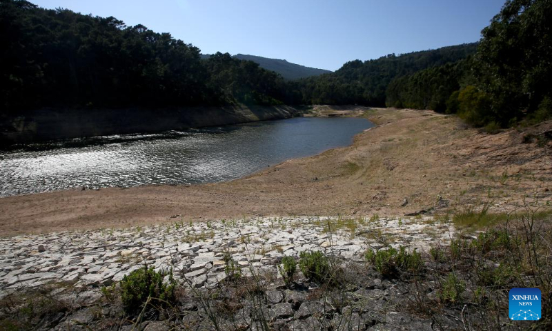 Photo taken on July 9, 2022 shows the low water level of the Rio da Mula dam in Cascais, Portugal. (Photo by Pedro Fiuza/Xinhua)