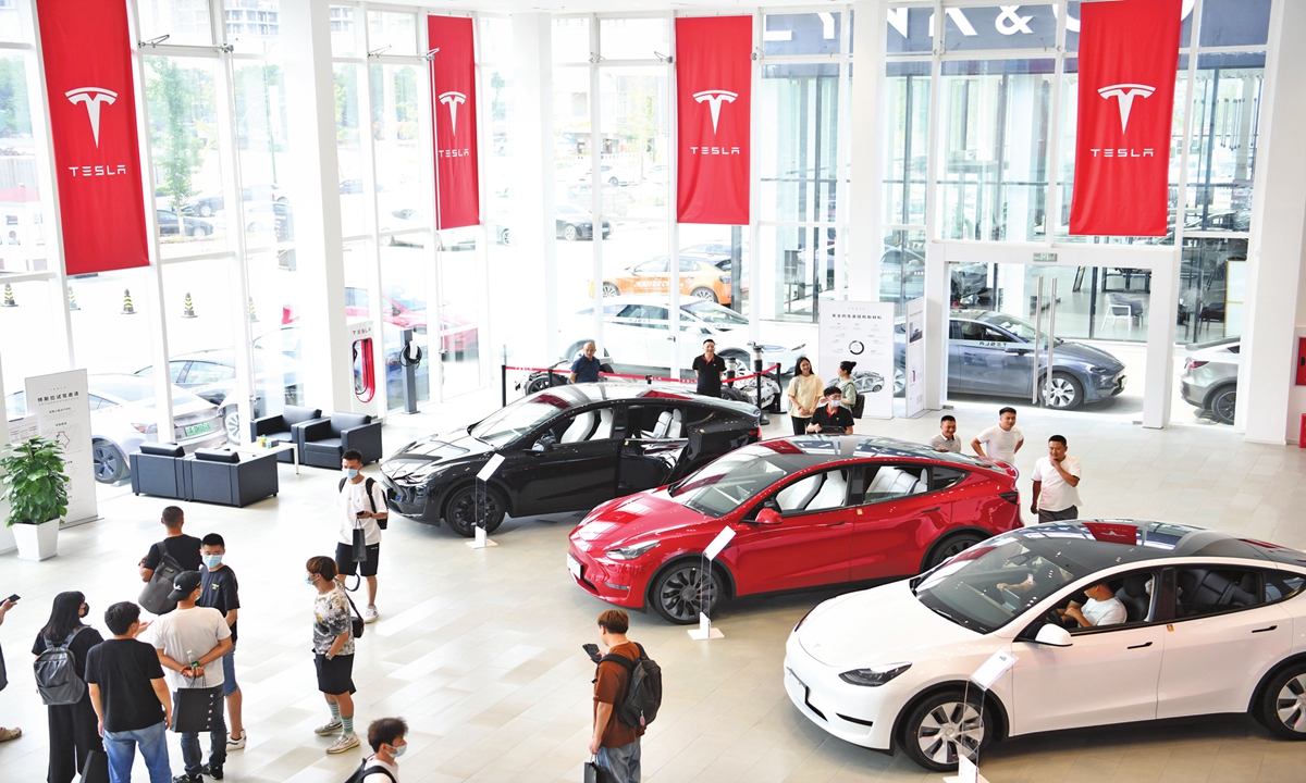 Consumers shop at a Tesla store in Chengdu, Southwest China’s Sichuan Province on June 23, 2022. Photo: VCG
