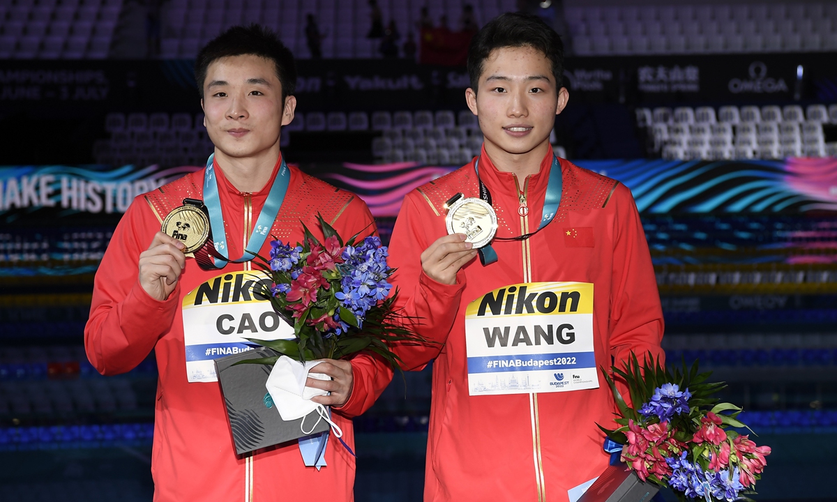 Gold medal winners Cao Yuan (left) and Wang Zongyuan pose during the medal ceremony in Budapest, Hungary, on June 26, 2022. Photo: VCG