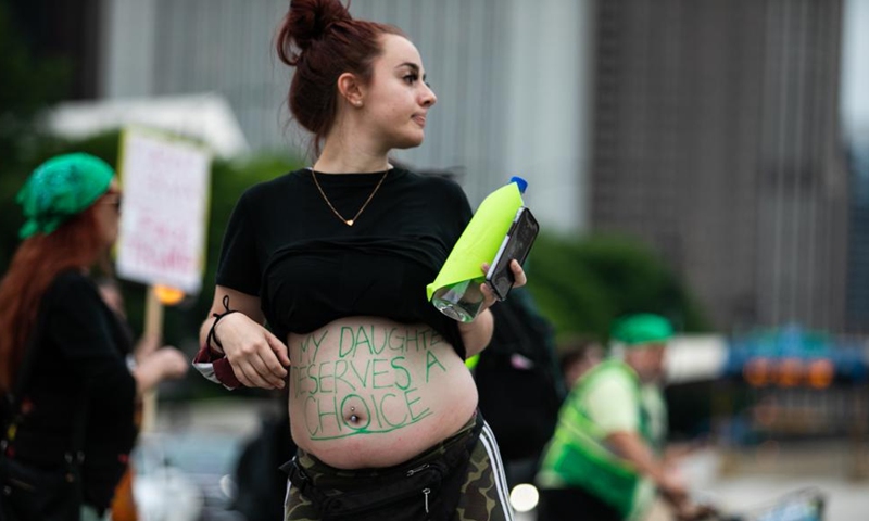 A pregnant woman takes part in a protest in downtown Chicago, the United States, on June 25, 2022.Photo:Xinhua