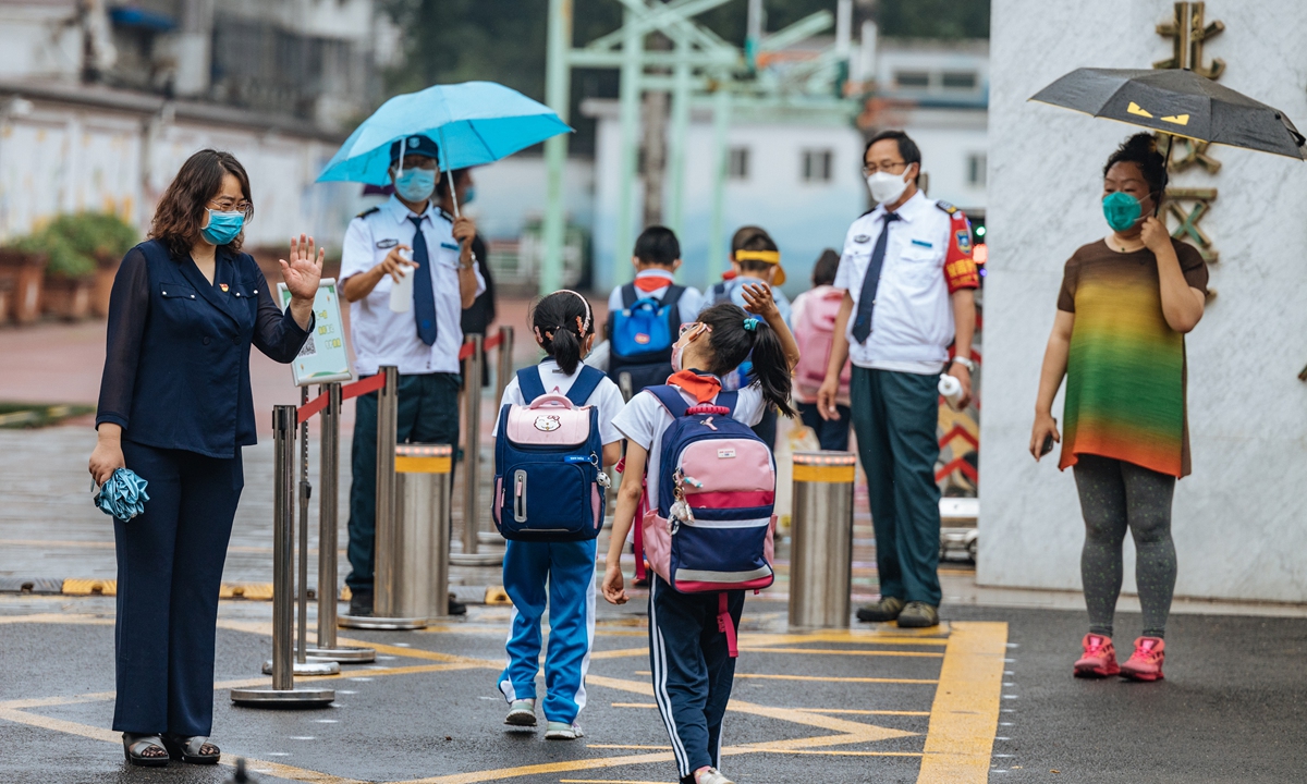 Primary school students arrive at school at around 7 am on June 27, 2022 as Beijing resumes in-person classes nearly two months after a resurgence of COVID-19. Students are required to present a negative nucleic acid testing result obtained within 48 hours. Photo: Li Hao/GT