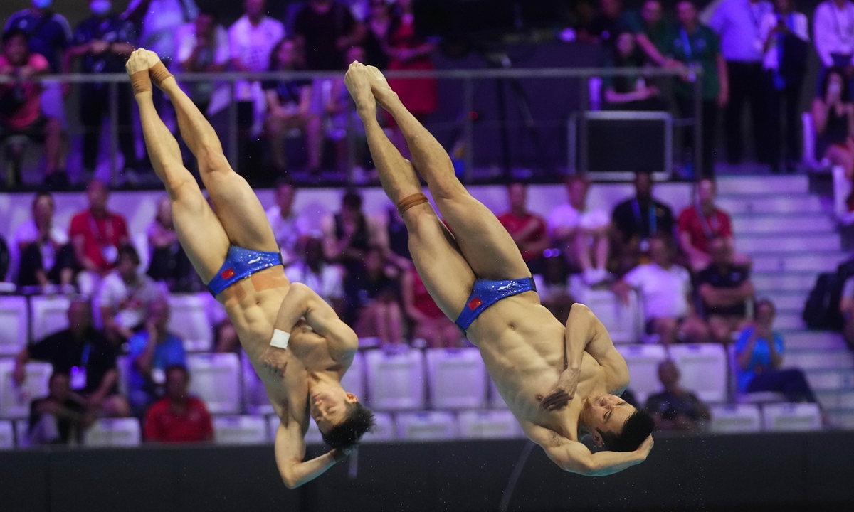 Cao Yuan and Wang Zongyuan compete during the men's diving 3-meter synchro springboard final in Budapest, Hungary, on June 26, 2022. Photo: VCG
