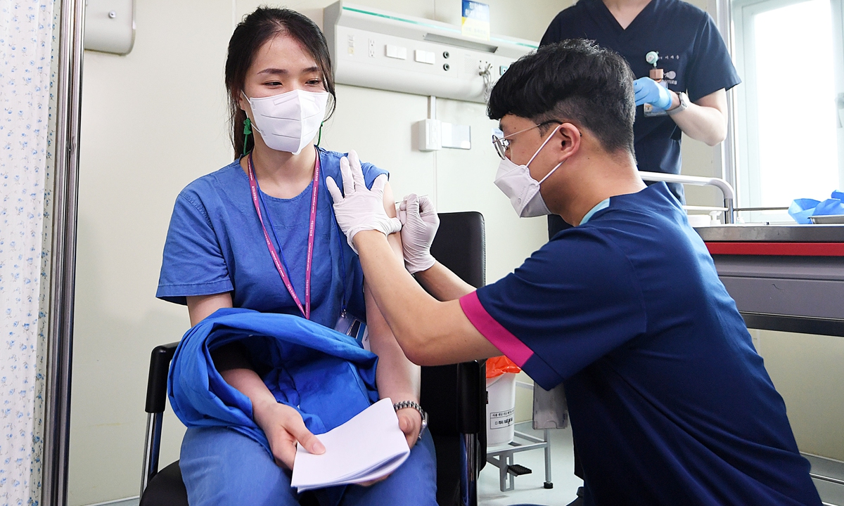 A staff member from South Korea's national medical center receives a vaccine against monkeypox in Seoul, South Korea on June 27, 2022. South Korea on June 22 confirmed its first case of monkeypox virus. Photo: VCG