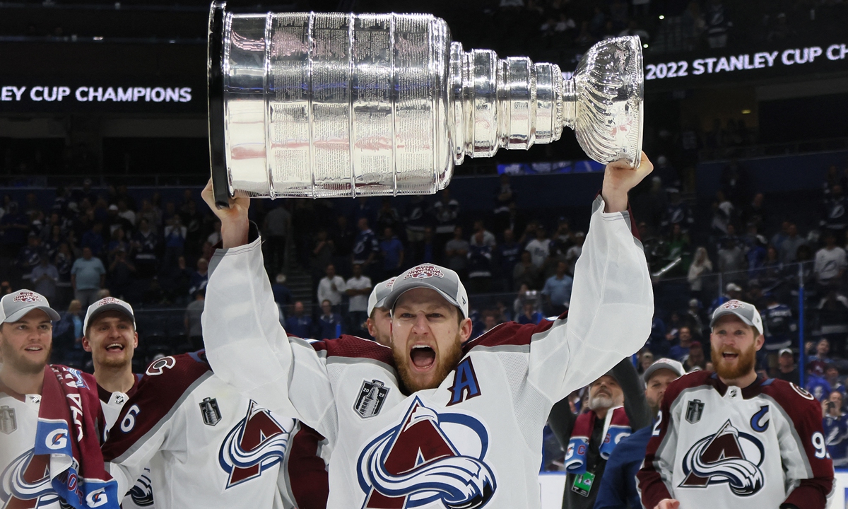 Nathan MacKinnon of the Colorado Avalanche lifts the Stanley Cup on June 26, 2022 in Tampa, Florida. Photo: AFP