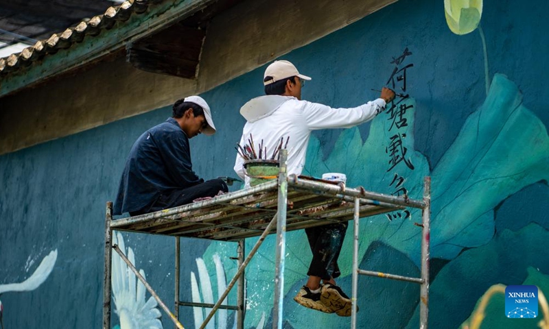 Liu Zhicheng works on a wall painting in Yongsheng County, Lijiang City, southwest China's Yunnan Province, June 24, 2022.Photo:Xinhua