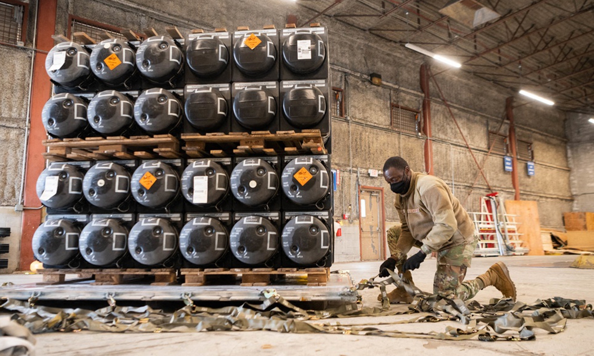 An airman loads and ships US-provided weapons bound for Ukraine during a foreign military sales mission at US-based Dover Air Force Base. Photo: VCG