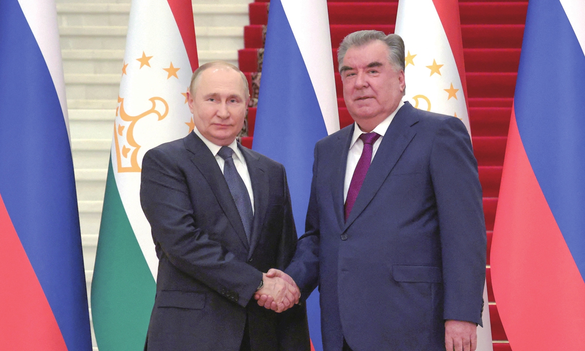 Russian President Vladimir Putin (left) and Tajik President Emomali Rahmon shake hands during their meeting in Dushanbe on June 28, 2022. Photo: AFP