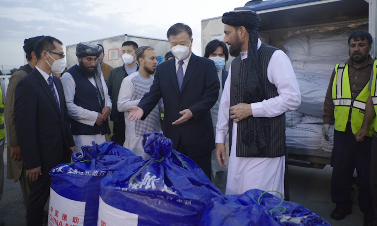 Chinese Ambassador to Afghanistan Wang Yu (center) delivers the first batch of disaster relief supplies provided by China at the Kabul airport in Afghanistan on Monday. Photo: Chinese Embassy in Afghanistan