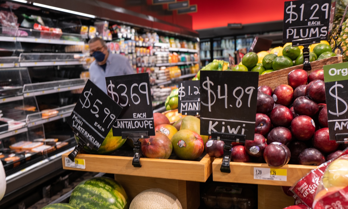 People shop at a grocery store on June 10, 2022 in New York City. The US Consumer Price Index (CPI) rose 8.6 percent year-on-year in May, recording the largest 12-month increase since the period ending December 1981. Inflation has risen to its highest level in four decades, raising the cost of airfare, hotels, vehicles, gas, and food. Photo: VCG