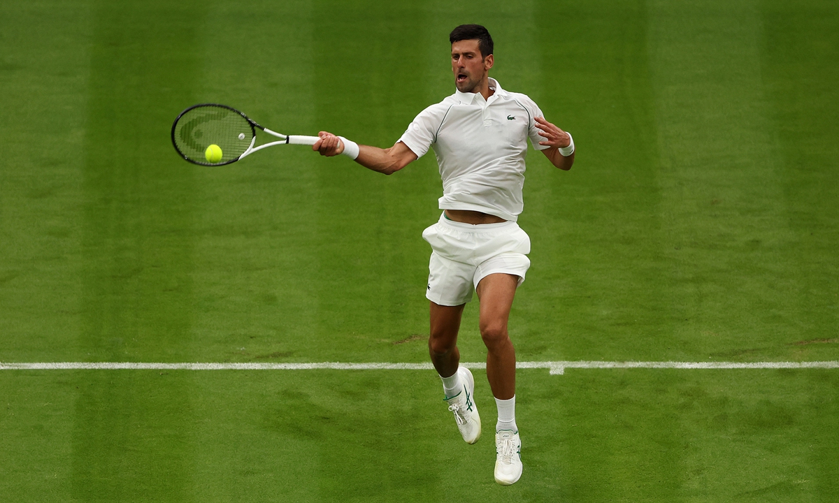 Novak Djokovic plays a forehand during his men's singles first-round match at Wimbledon on June 27, 2022 in London, England. Photo: VCG