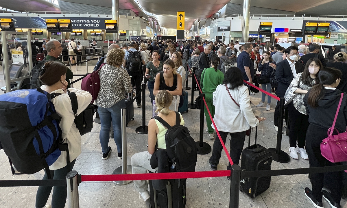 Travelers queue at security at Heathrow Airport in London, on June 22, 2022. Photo: VCG