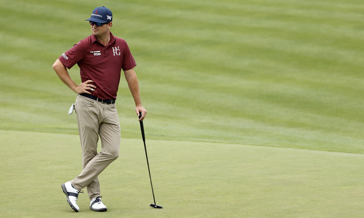 Zach Johnson prepares to putt on the ninth green in the second round of the Travelers Championship on June 24, 2022 in Cromwell, Connecticut. Photo: VCG