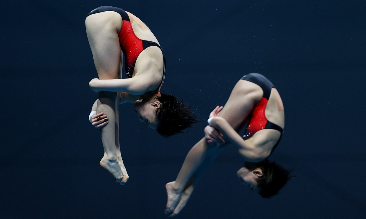 Quan Hongchan and Chen Yuxi of Team China compete in the women's synchronized 10-meter platform preliminaries at the 2022 FINA World Championships on June 30, 2022 in Budapest, Hungary. Photo: VCG