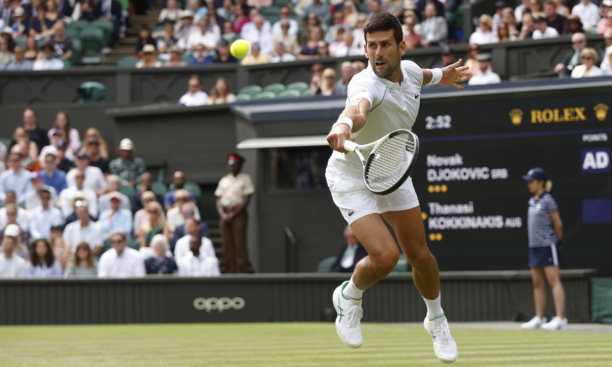 Novak Djokovic hits a backhand return at Wimbledon on June 29, 2022 in London, England. Photo: VCG