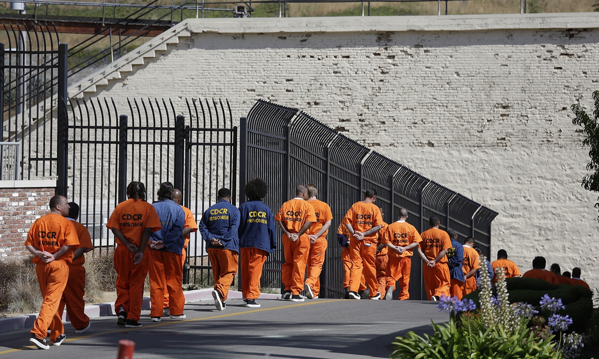 Inmates walk in a line at San Quentin State Prison in California on August 16, 2016. Photo: VCG