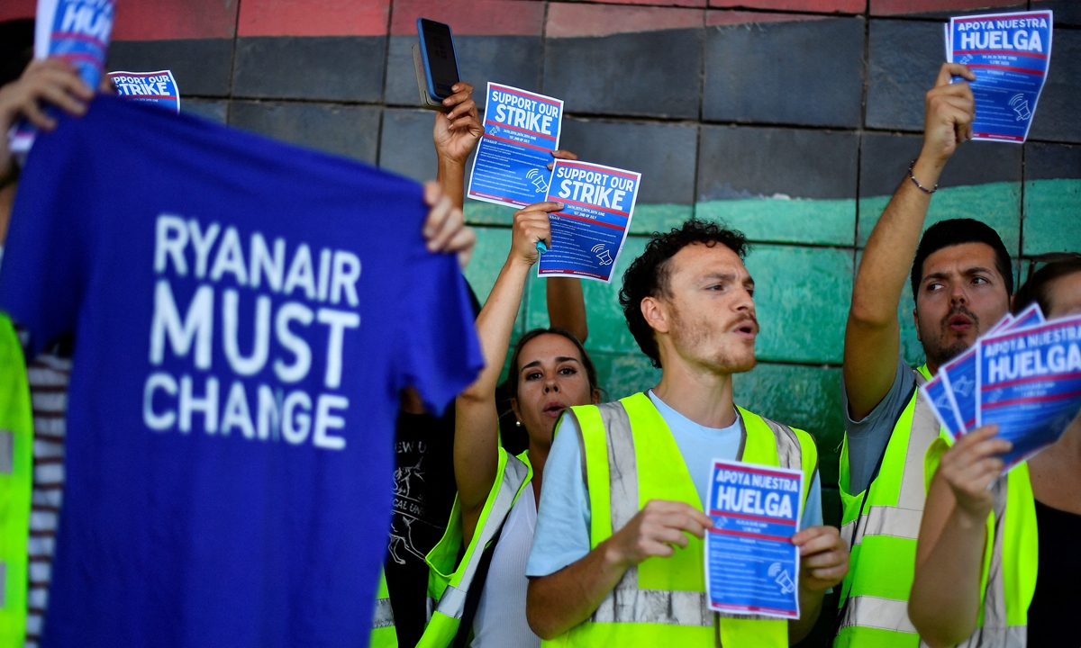Ryanair employees protest at the El Prat Airport in Barcelona on June 24, 2022. Photo: AFP 
