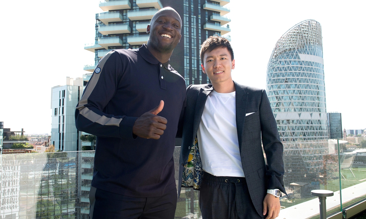 Inter Milan striker Romelu Lukaku (left) and club chairman Steven Zhang pose for a picture on June 29, 2022 in Milan, Italy. Photo: VCG