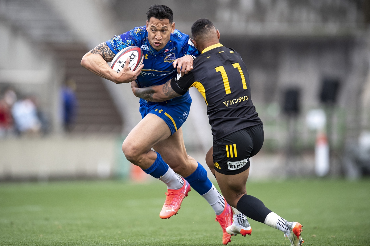 Israel Folau (left) fights for the ball during a Japan Rugby League One match in Tokyo on March 20, 2022. Photo: AFP