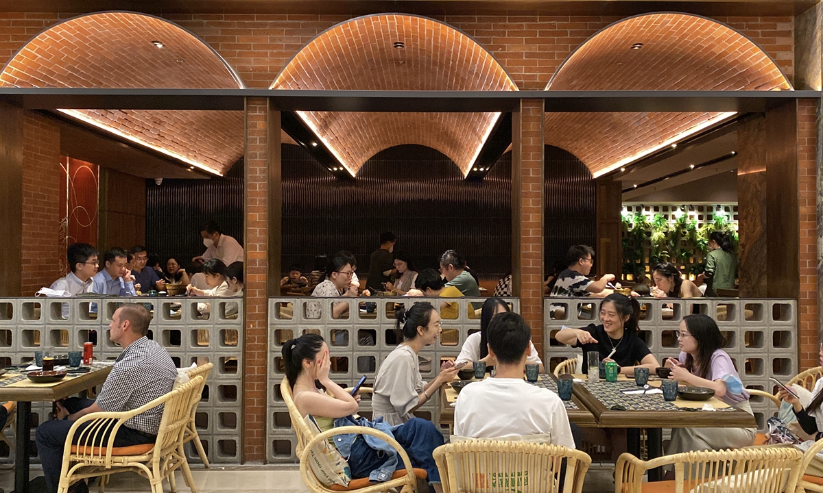 Shanghai resumes dine-in services